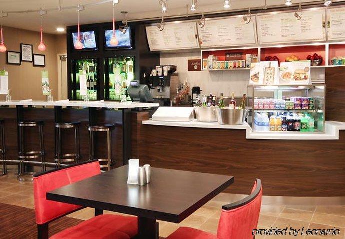ホテル コートヤード ダラス ルイスビル レストラン 写真